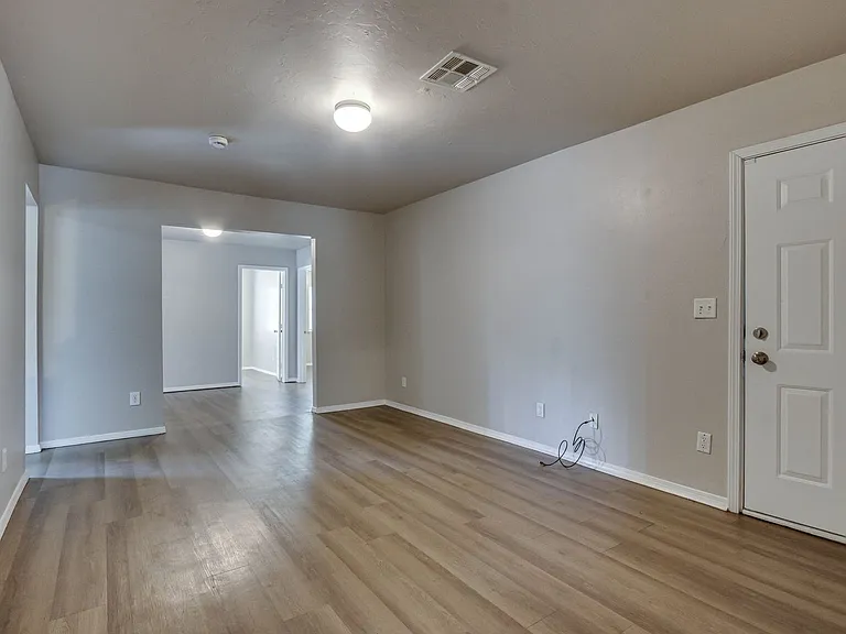1005 SW 63rd St — Photo 8