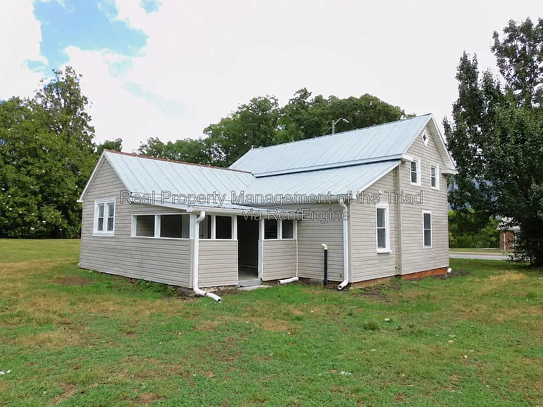 3076 Main St — Photo 1