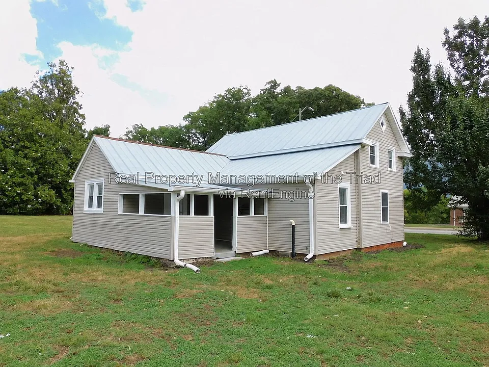 3076 Main St