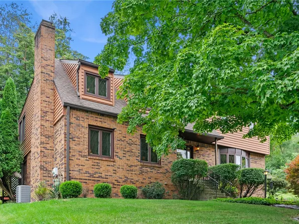 1343 Spreading Oak Dr, Pittsburgh, PA 15220