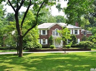 25 Cornwells Beach Rd, Port Washington, NY 11050