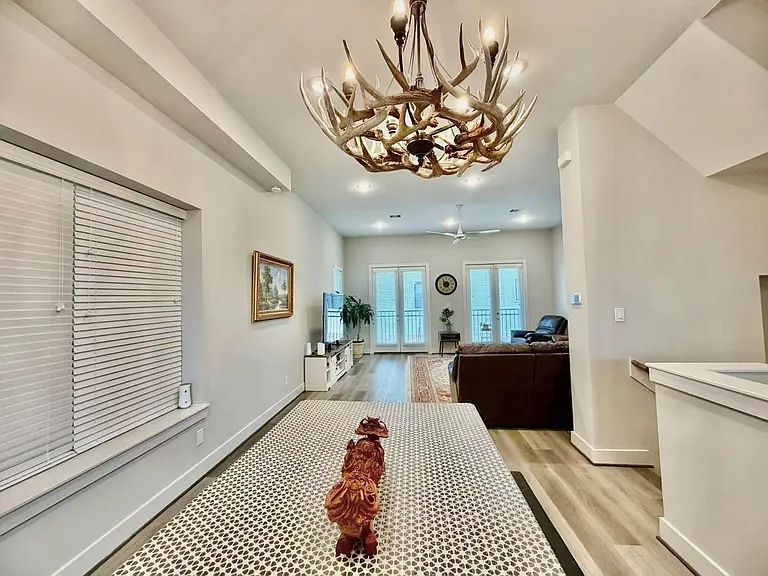 1254 N Post Oak Rd #B — Photo 9