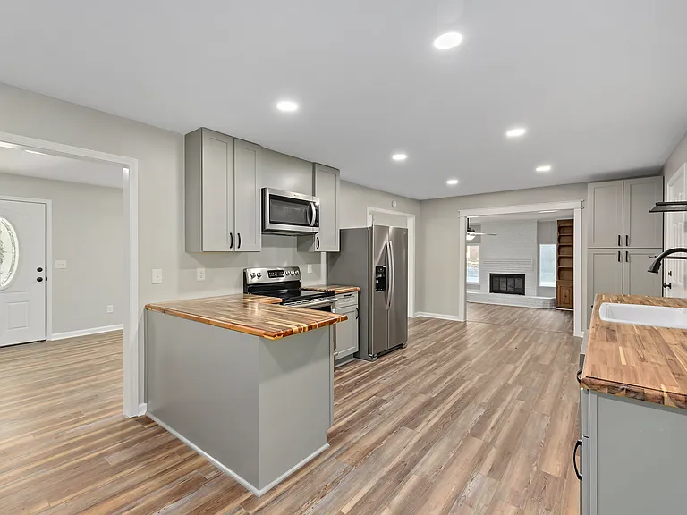 105 Windcreek Ln — Photo 22