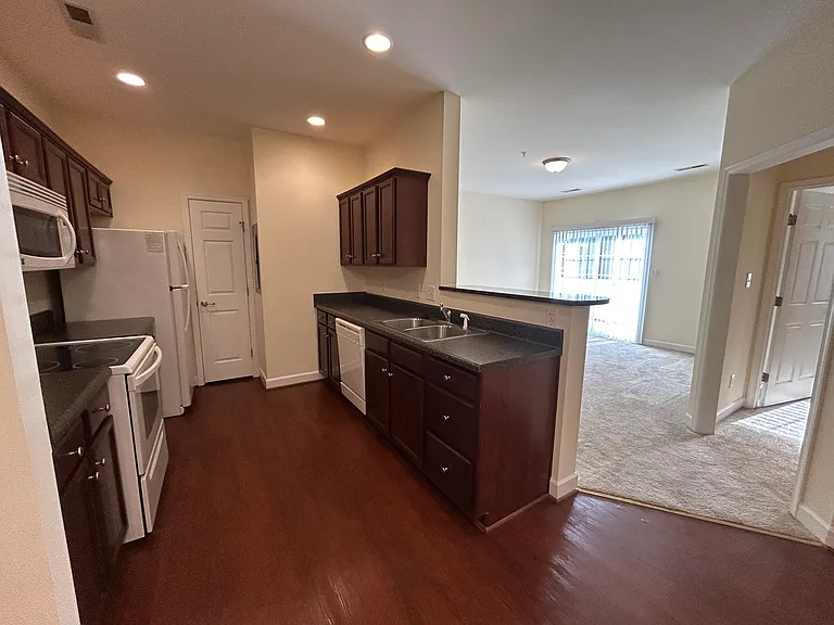 Kendall Square Apartments — Photo 24