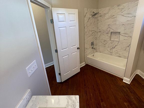 4th image of 914 N Robertson St