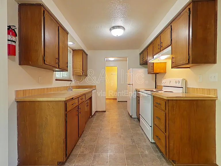 621 SE Lilly Ave — Photo 4