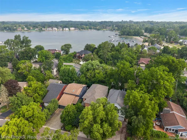 5348 Sunny Crest Dr, West Bloomfield, MI 48323