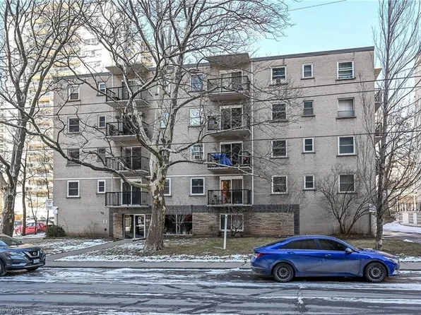 40 Robinson St #209, Hamilton, ON L8P 1Y9