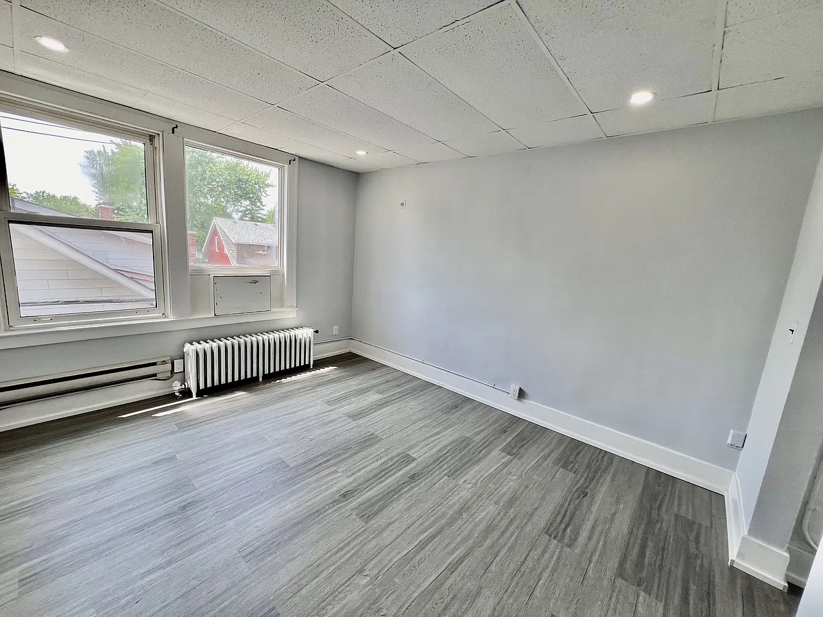 Building Photo - 1495 Gladstone Ave #308