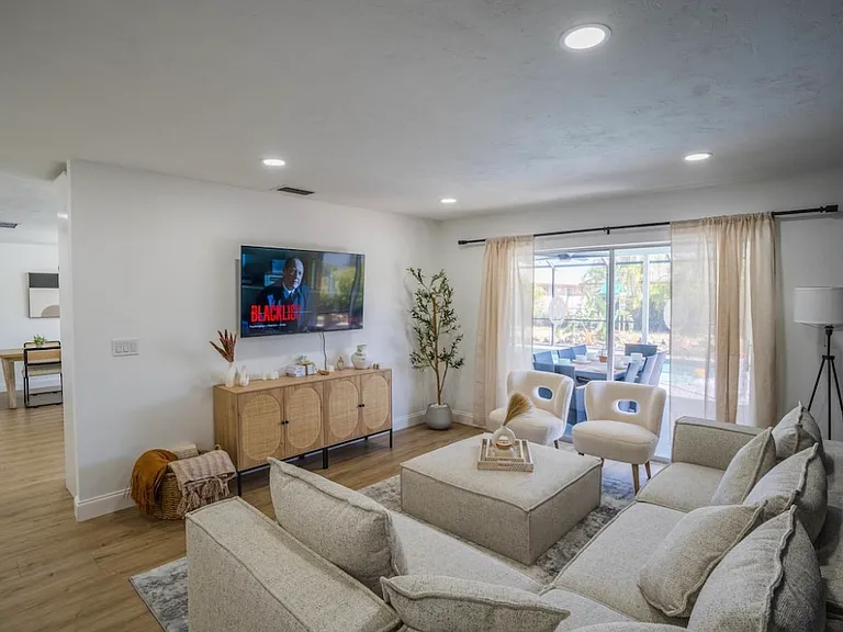 3649 SE 5th Ct — Photo 4