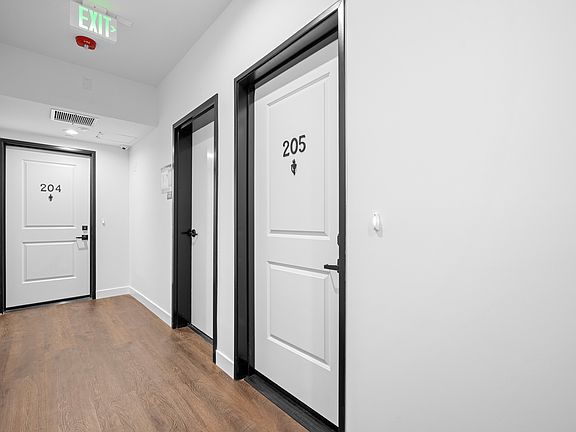 4th image of 10657 Moorpark St #205