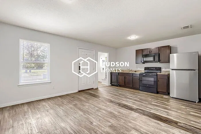 3 bed, 2.0 bath, 876 sqft, $1,249 — Photo 4