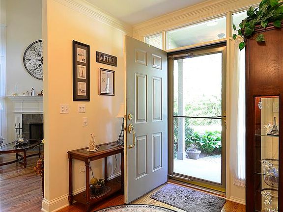 3rd image of 1009 Crestwood Cir