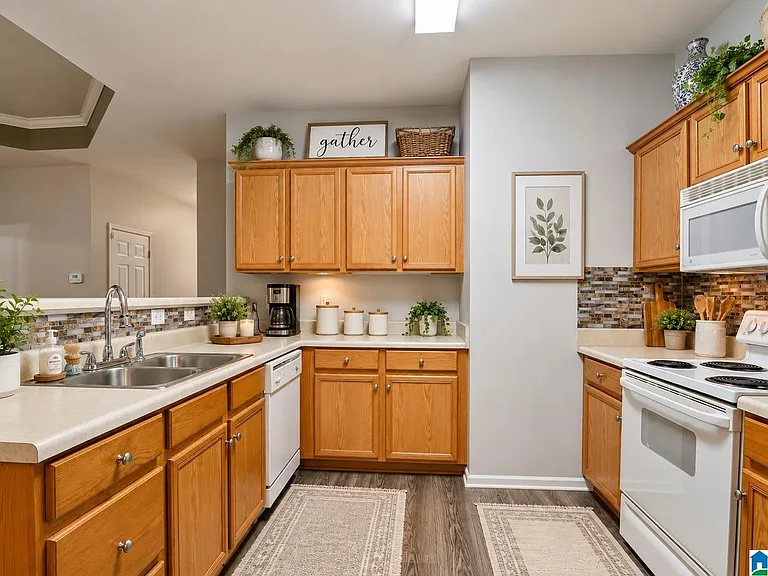 560 Summit Cir — Photo 3