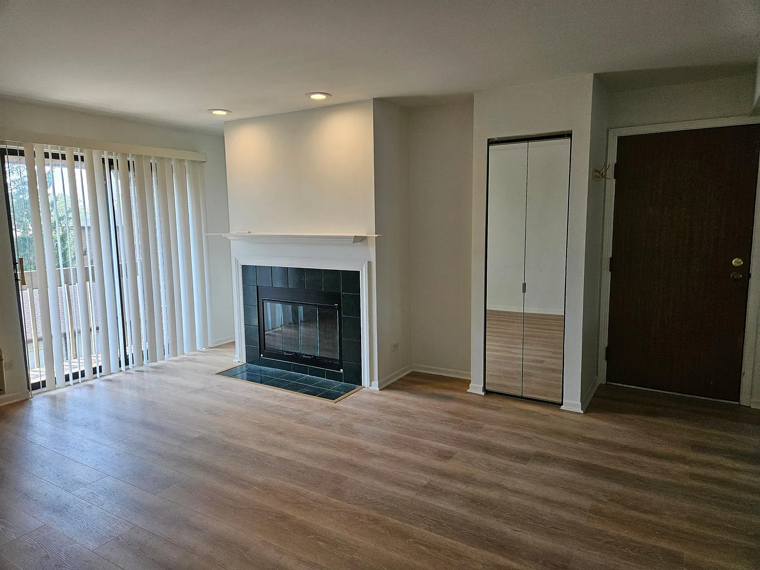 880 N Lakeside Dr APT 3A photo 1