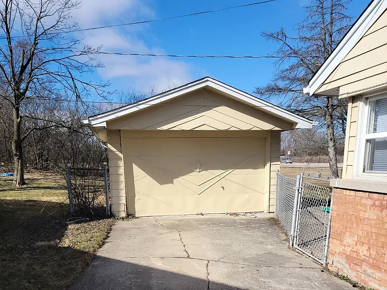 17510 Lincoln Ave — Photo 3