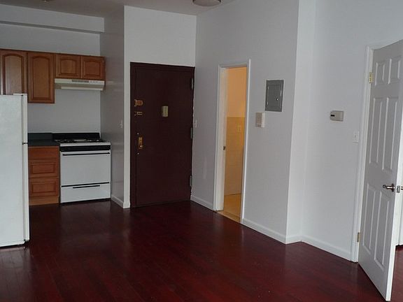 5th image of 222 Montrose Ave APT 1A