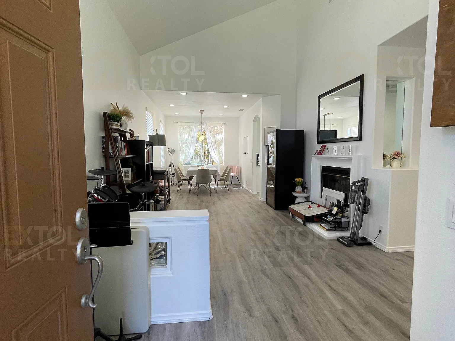 4 bed, 2.5 bath, 1963 sqft, $4,950 — Photo 3