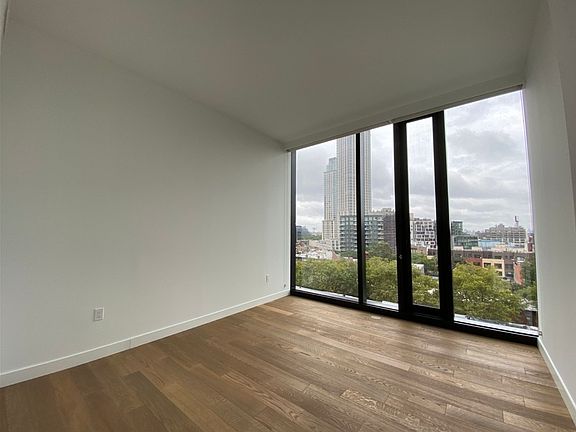 4th image of 21-30 44th Dr Penthouse J