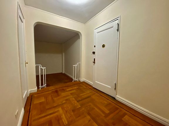 4th image of 729 W 186th St #3C