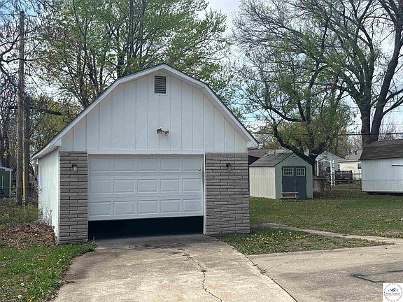 5th image of 2424 Greenwood Ln