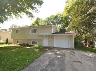 690 Sussex Ln, Crystal Lake, IL 60014