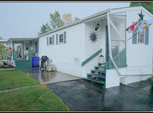 537 Applewood Dr, Lockport, NY 14094