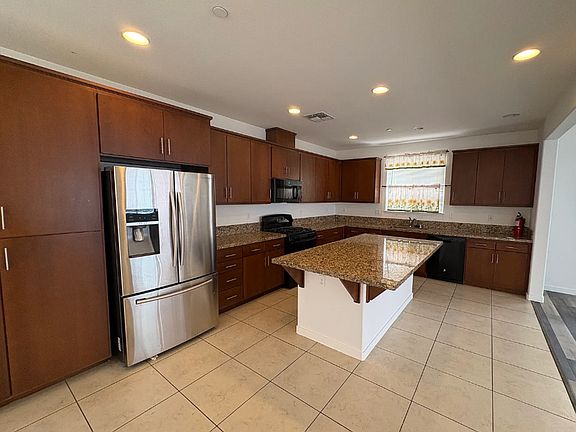3rd image of 1072 Mariners Dr