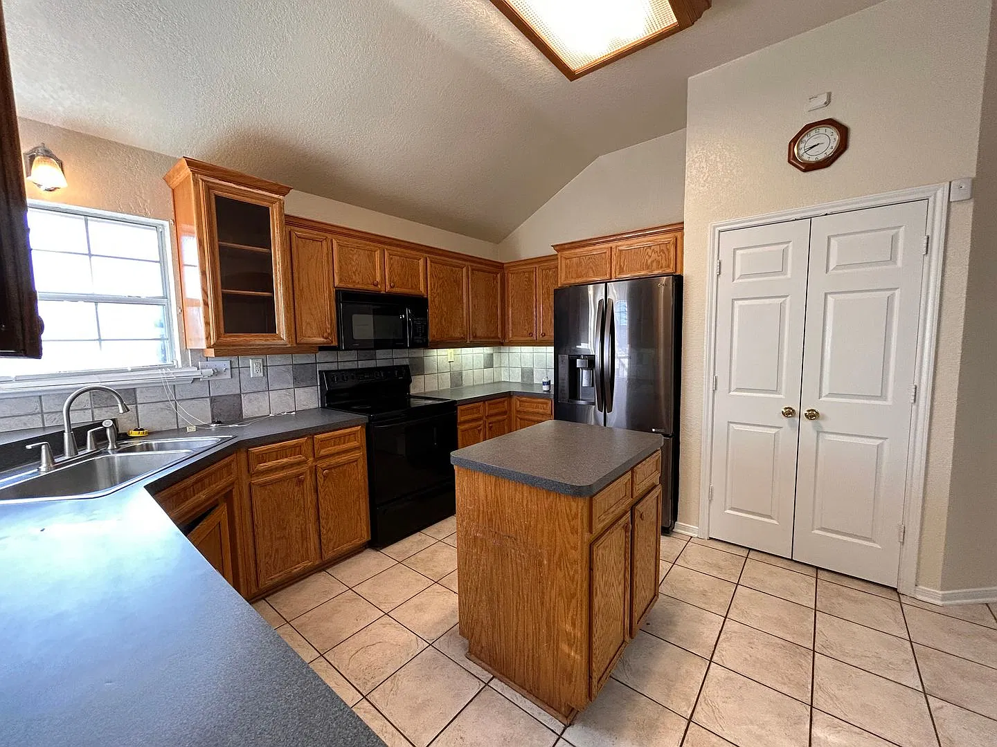 Available soon and over 1700 sqft! — Photo 4