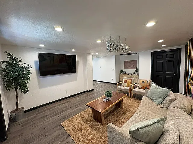 3275 W Hawthorne Pl — Photo 8
