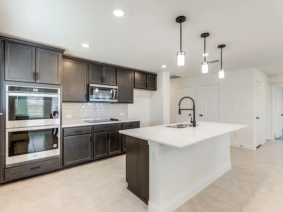 1825 Aslynn Cir