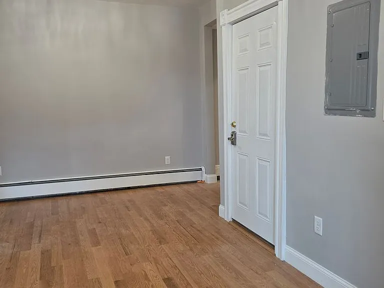 17 Warren St — Photo 4