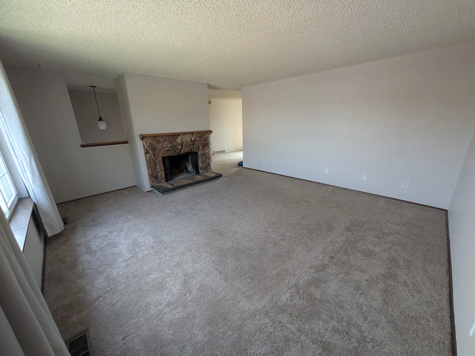 3 bed, 2.5 bath, 1736 sqft, $2,300 — Photo 4