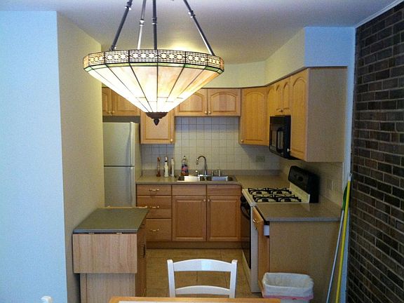 5th image of 644 W Arlington Pl APT 2B
