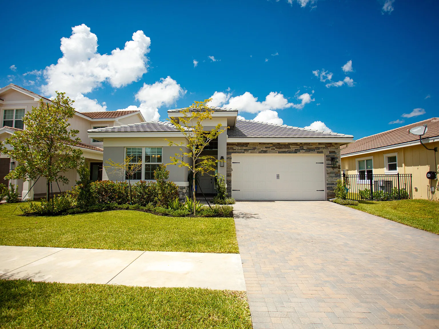 4 bed, 3.0 bath, 2262 sqft, $4,200 — Photo 2