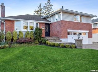 44 Stuart Dr, Syosset, NY 11791