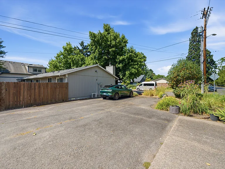 8002-8004 SE 25th Ave — Photo 17