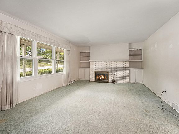 4th image of 2685 Rockhill Dr NE