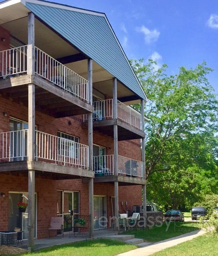 Embassy Park Apartments — Photo 3