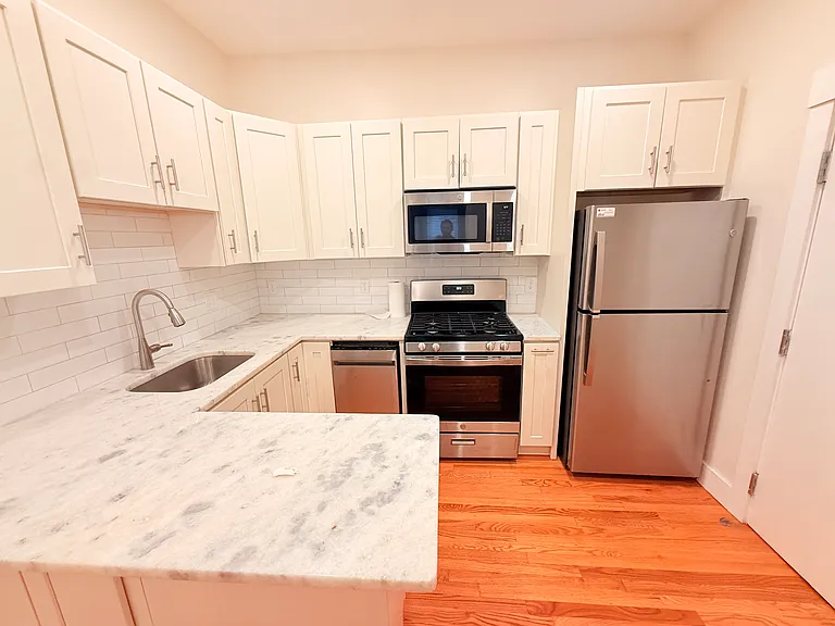 27 Peterborough St #4 — Photo 2