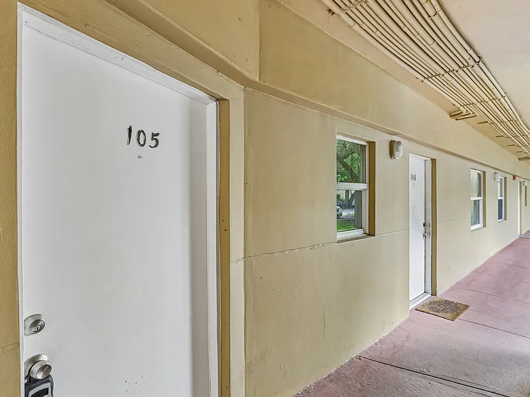 The Oaks Condominium — Photo 32