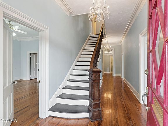 3rd image of 809 Monck St