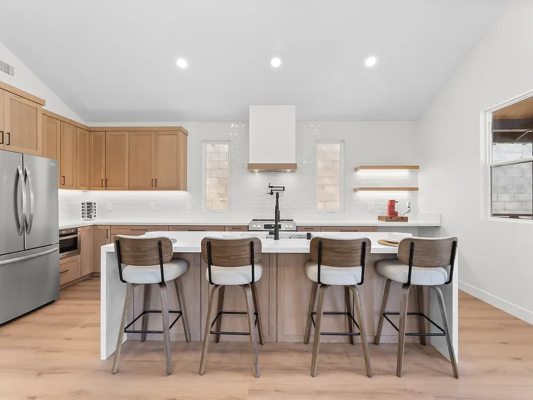 1075 Garfield Ave — Photo 6