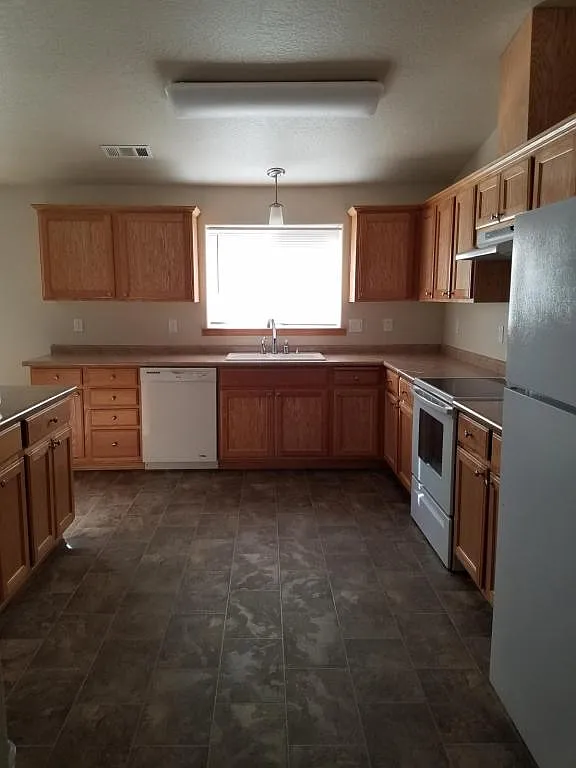 1042 SW Princeton Place — Photo 4