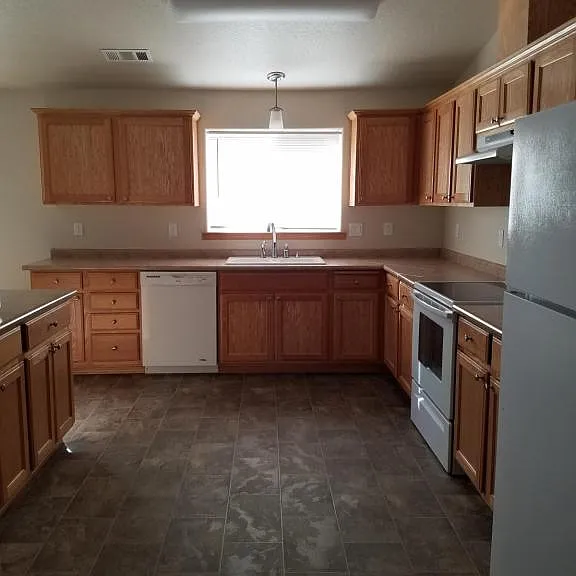 1042 SW Princeton Pl — Photo 4