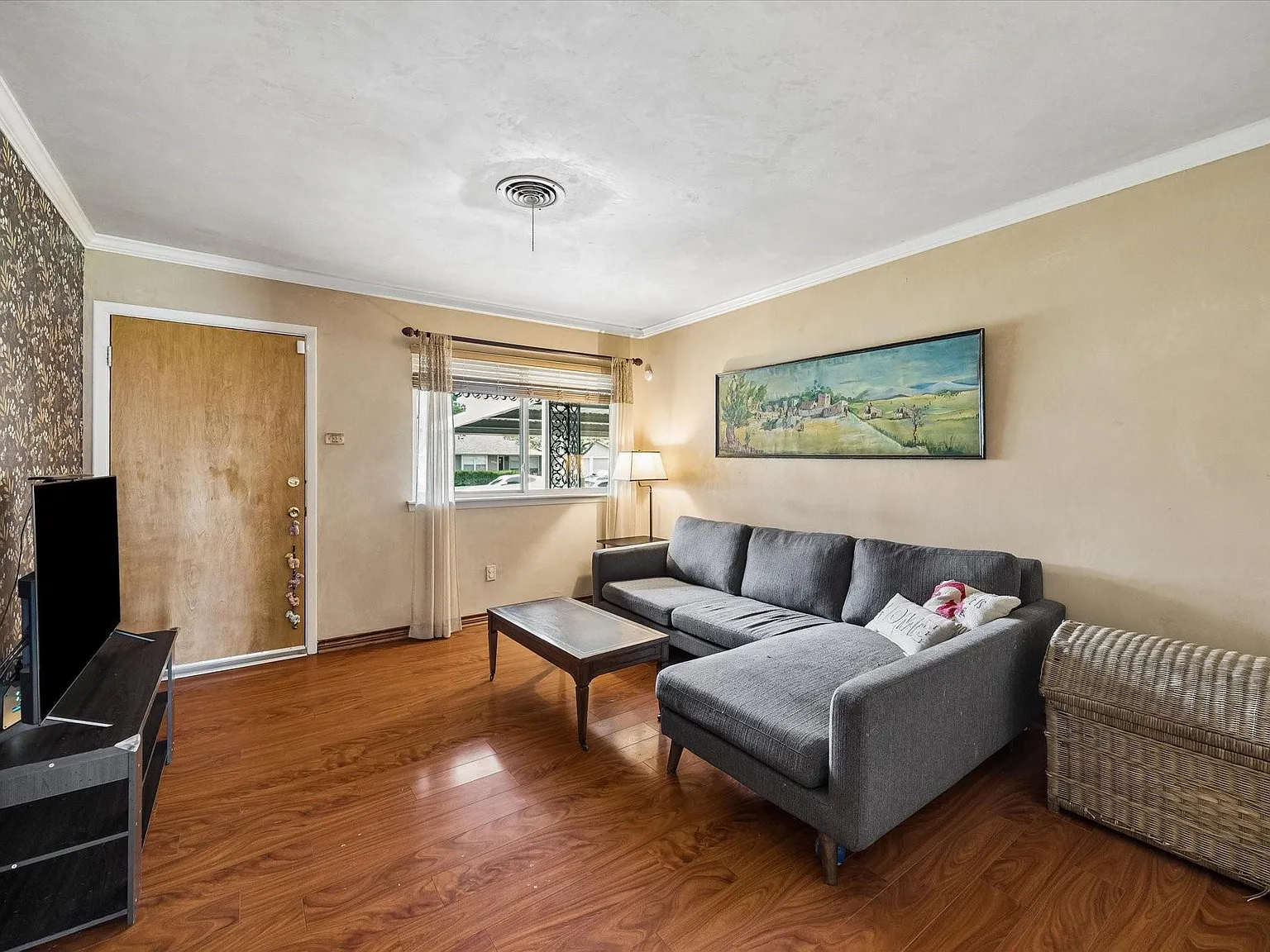 3 bed, 1.5 bath, 1394 sqft, $2,300 — Photo 3