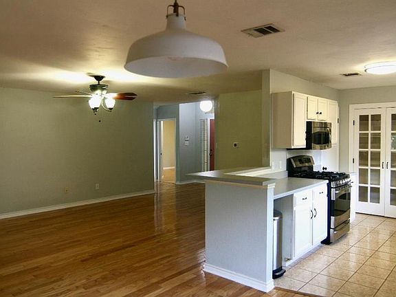 4th image of 1002 Elmwood Cv