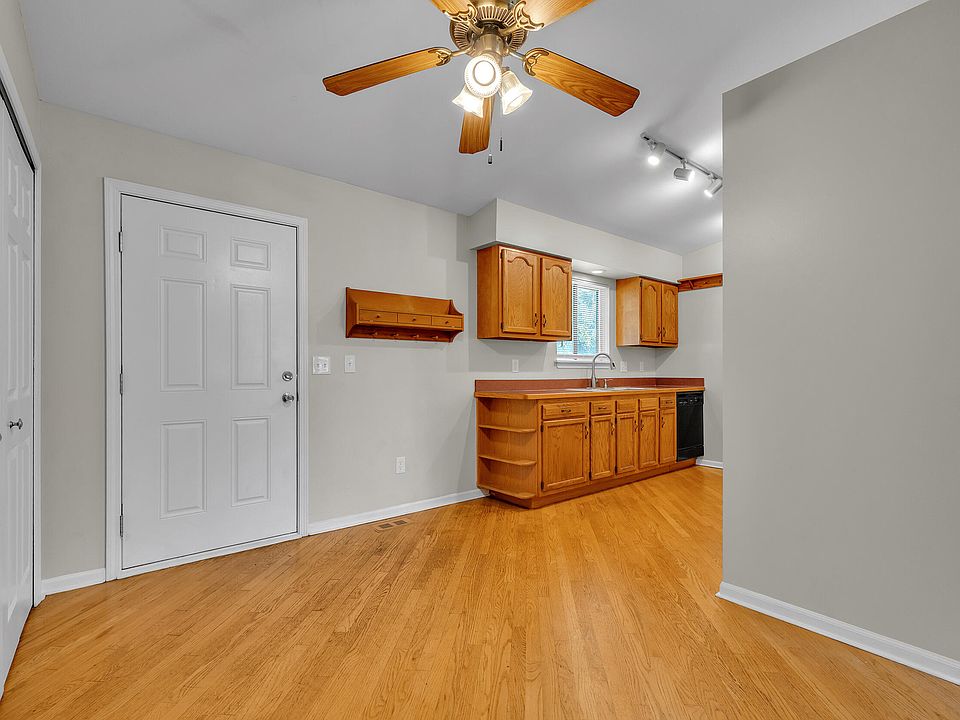 24533 Grove Ave, photo 10