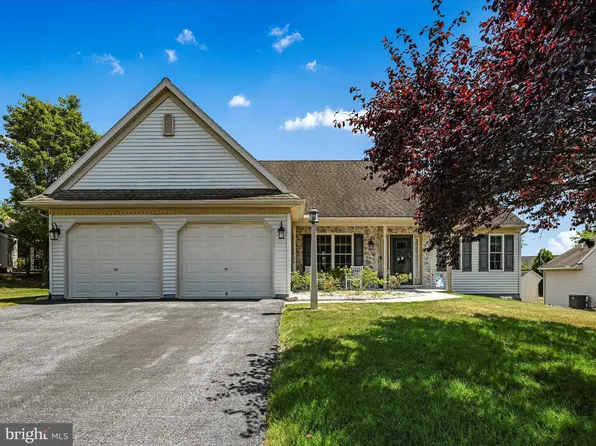 824 Shore Landing Dr, Lebanon, PA 17046