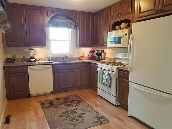 4th image of 110 N Garden St